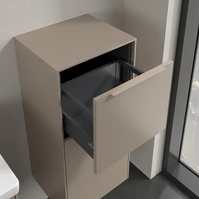 Villeroy & Boch Subway 3.0 Seitenschrank - B x T x H: 40 x 36,2 x 86 cm, Taupe, DIN Anschlag: Rechts, Farbe Griff: Monochrom - Hochformatiges Bild eines Badezimmerschranks mit offener Schublade. Das schlichte Design und die neutrale Farbgebung passen zu jedem Interieur.