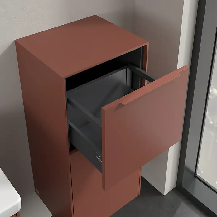 Villeroy & Boch Subway 3.0 Seitenschrank - B x T x H: 40 x 36,2 x 86 cm, Wine Red, DIN Anschlag: Rechts, Farbe Griff: Monochrom - Nahaufnahme eines modernen, kastanienbraunen Badezimmerschranks mit offener Schublade, der elegantes Design und Funktionalität vereint.