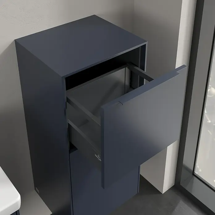 Villeroy & Boch Subway 3.0 Seitenschrank - B x T x H: 40 x 36,2 x 86 cm, Marine Blue, DIN Anschlag: Rechts, Farbe Griff: Monochrom - Das Bild zeigt einen eleganten Badezimmerschrank mit einer Schublade, die teilweise geöffnet ist und Einblick in den Stauraum bietet.