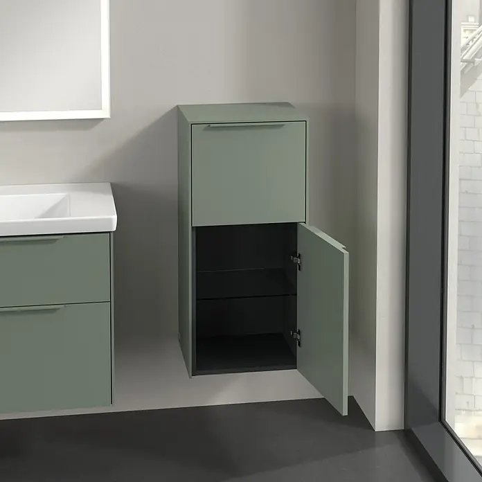 Villeroy & Boch Subway 3.0 Seitenschrank - B x T x H: 40 x 36,2 x 86 cm, Soft Green, DIN Anschlag: Rechts, Farbe Griff: Monochrom - Modernes Badezimmer mit Waschtisch und hoch hängendem Badezimmerschrank mit offener Tür für Stauraum.