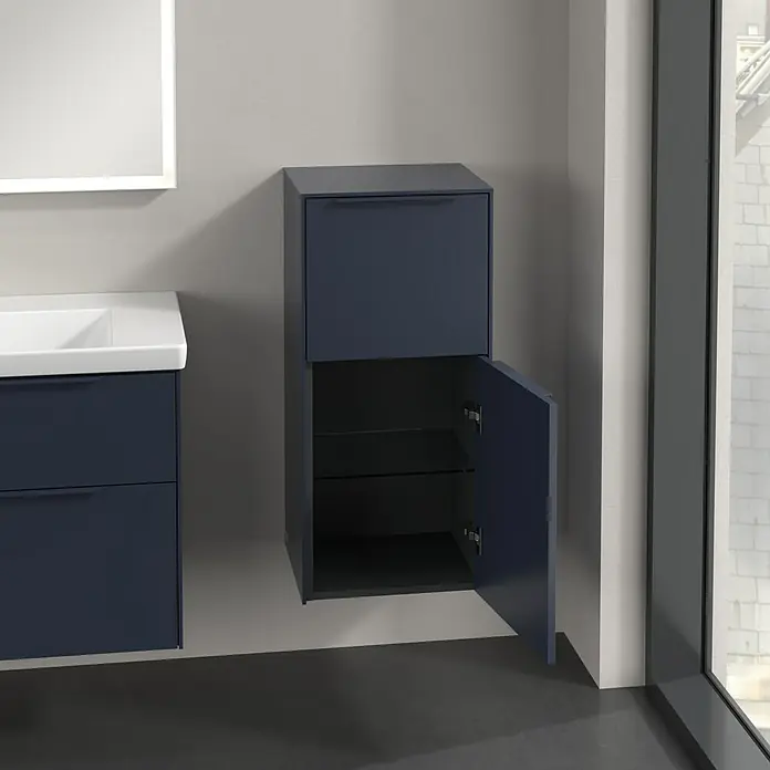 Villeroy & Boch Subway 3.0 Seitenschrank - B x T x H: 40 x 36,2 x 86 cm, Marine Blue, DIN Anschlag: Rechts, Farbe Griff: Monochrom - Das Bild zeigt einen stilvollen, marineblauen Badezimmerschrank mit offenem Fach und Glasböden, der modernes Design und Funktionalität vereint.
