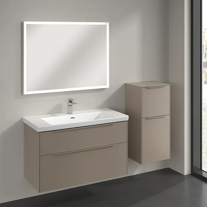 Villeroy & Boch Subway 3.0 Seitenschrank - B x T x H: 40 x 36,2 x 86 cm, Taupe, DIN Anschlag: Rechts, Farbe Griff: Monochrom - Elegantes Badezimmer-Ensemble mit einem Waschtischunterschrank in Taupe, einem passenden Hängeschrank und einem beleuchteten Spiegel.
