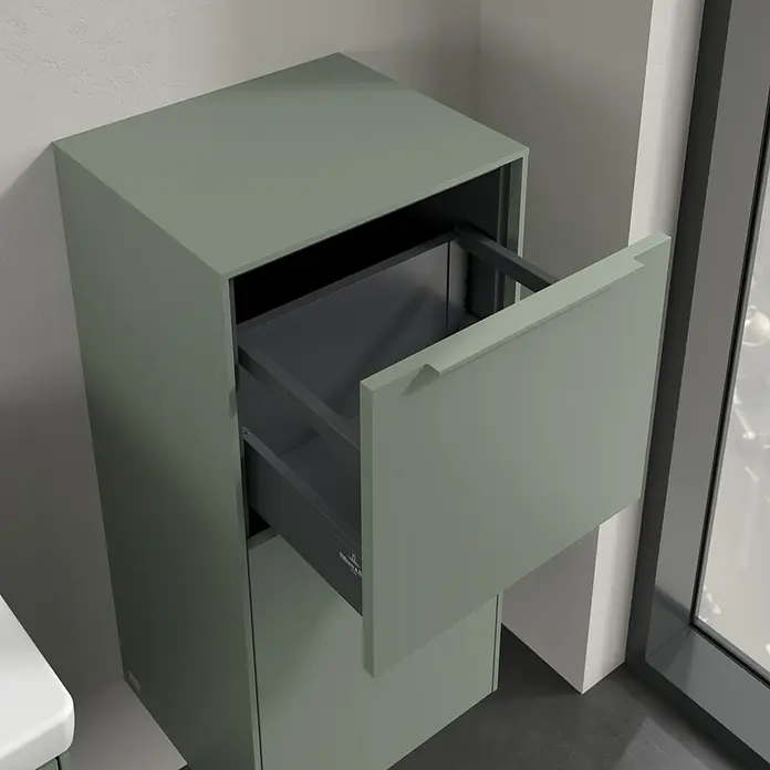 Villeroy & Boch Subway 3.0 Seitenschrank - B x T x H: 40 x 36,2 x 86 cm, Soft Green, DIN Anschlag: Rechts, Farbe Griff: Monochrom - Ein moderner Badezimmerschrank in einem sanften Grün mit einer offenen Schublade, die einen Blick auf das Innere gewährt.