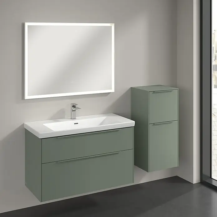 Villeroy & Boch Subway 3.0 Seitenschrank - B x T x H: 40 x 36,2 x 86 cm, Soft Green, DIN Anschlag: Rechts, Farbe Griff: Monochrom - Ein elegantes Badezimmer-Set mit einem Unterschrank in Grün und einem beleuchteten Spiegel für ein modernes Ambiente.