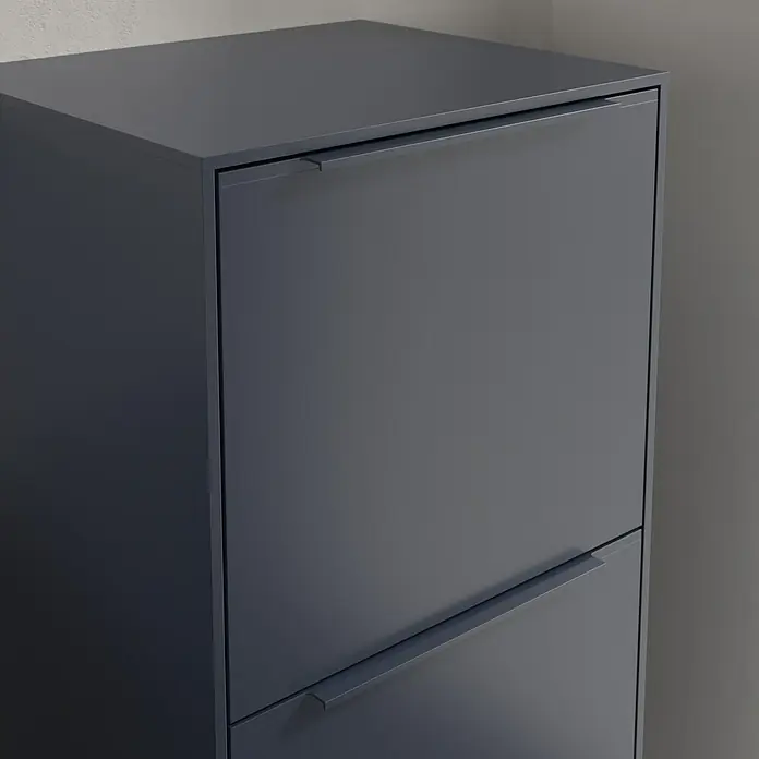 Villeroy & Boch Subway 3.0 Seitenschrank - B x T x H: 40 x 36,2 x 86 cm, Marine Blue, DIN Anschlag: Rechts, Farbe Griff: Monochrom - Nahaufnahme eines modernen, anthrazitfarbenen Schuhschranks mit klaren Linien und minimalistischen Griffen vor einer neutralen Wand.