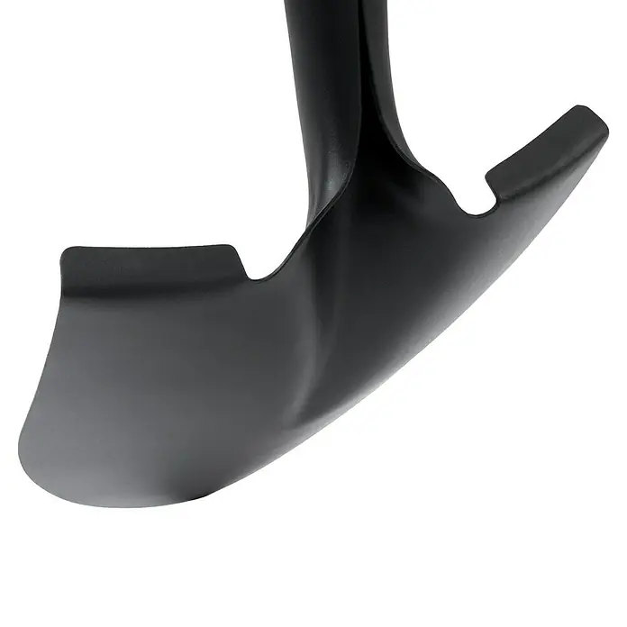 Bellota Pala multiusos punta - Ancho: 23 cm, Negro - Detalle de una pala negra usada para jardinería. El diseño robusto garantiza durabilidad y eficiencia para cavar.