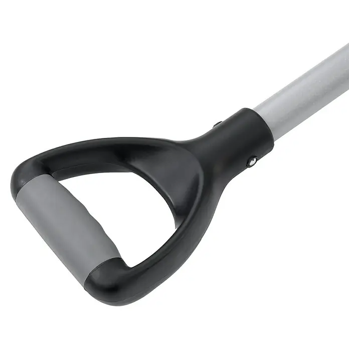 Bellota Pala multiusos cuadrada - Ancho: 24 cm, Negro - Primer plano del mango de una pala gris con zona de agarre negra y varilla plateada.