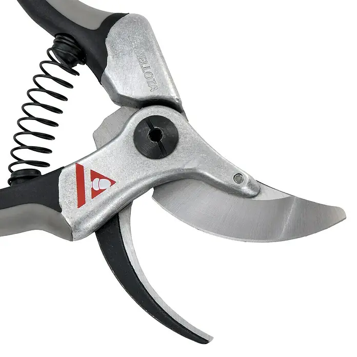 Bellota Tijeras de poda Proline Universal - Grosor de rama máx.: 30 mm - Primer plano de unas tijeras de podar de jardín plateadas con mango negro y logotipo rojo sobre fondo negro.