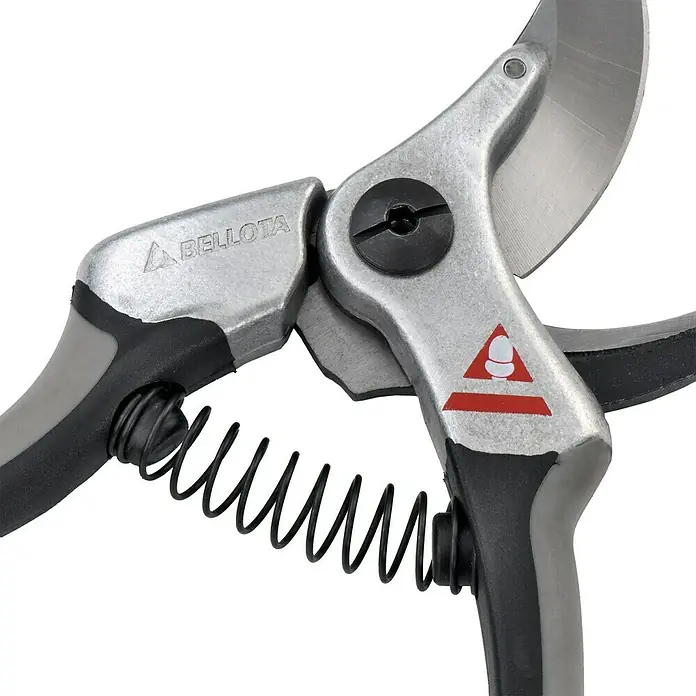 Bellota Tijeras de poda Proline Universal - Grosor de rama máx.: 30 mm - Primer plano de unas tijeras de jardín Bellota, que prometen un rendimiento de corte de alta calidad y durabilidad para uso profesional y doméstico.