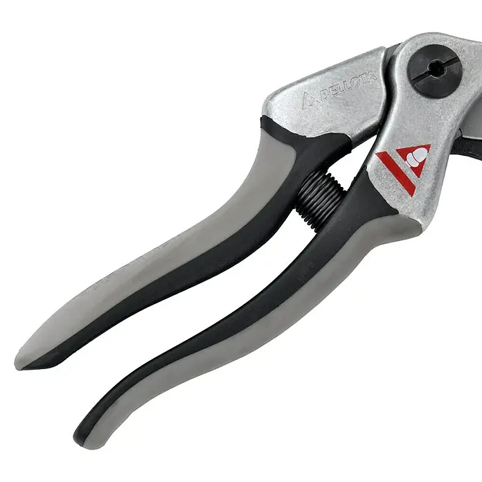 Bellota Tijeras de poda Proline Universal - Grosor de rama máx.: 30 mm - Primer plano de una tijera de podar Bellota con mangos negros y grises sobre un fondo negro.