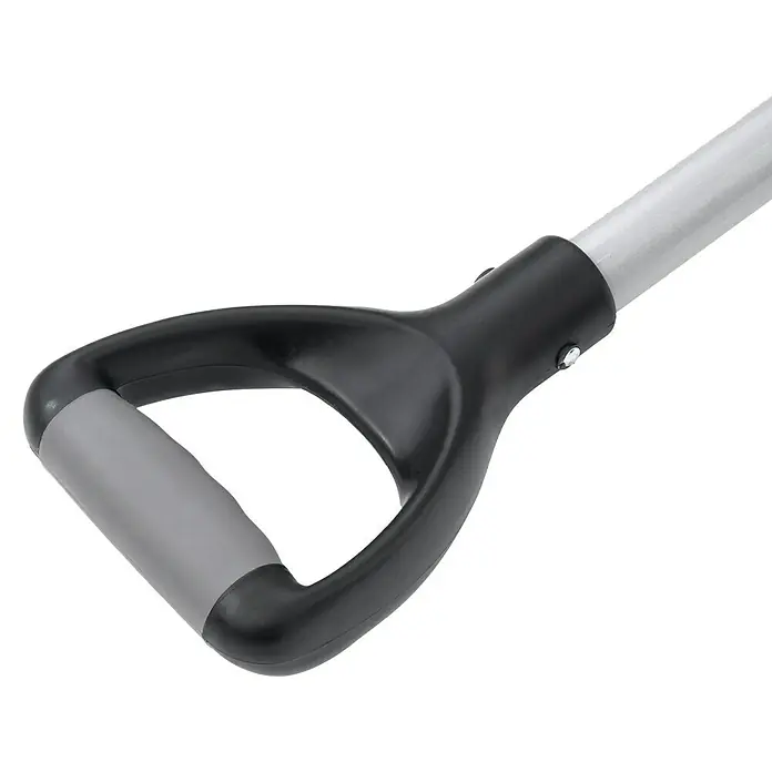 Bellota Pala multiusos punta - Ancho: 23 cm, Negro - Primer plano de un mango en forma de D en una herramienta de jardinería, ideal para un trabajo cómodo y eficiente en el jardín.