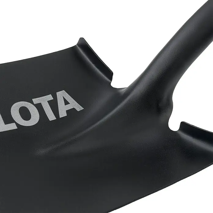 Bellota Pala multiusos punta - Ancho: 23 cm, Negro - Primer plano de una pala negra con "LOTA", utilizada para jardinería y proyectos de construcción.