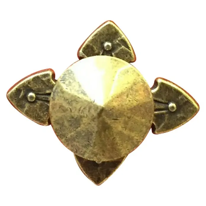 Häfele Möbelknopf - Typ Möbelgriff: Knopf, Ø x H: 25 x 22 mm - Goldfarbenes Schmuckstück mit vier Pfeilspitzen.