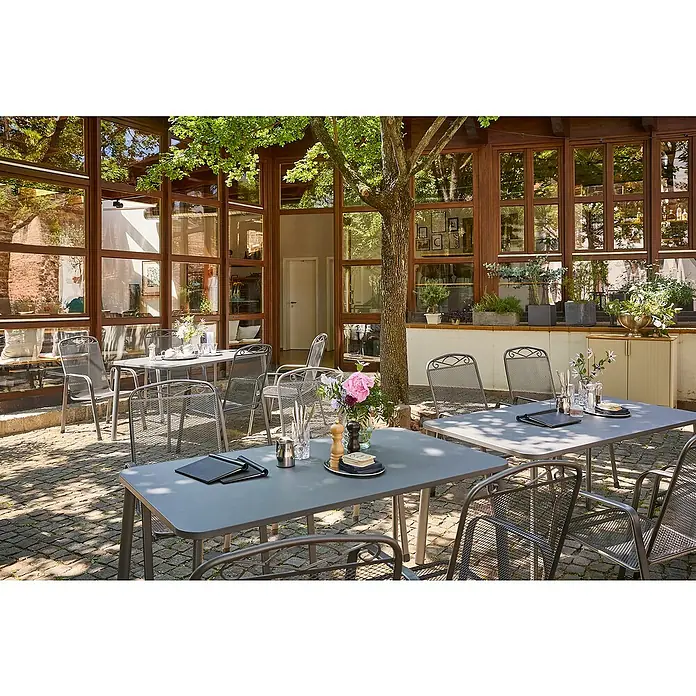 Gartenmöbel-Set Gastro/Zingst II - 5 -tlg., Stahl, Eisengrau, Night-Grey - Einladender Außenbereich mit grauen Tischen und Stühlen, perfekt für Mahlzeiten im Freien. Die stilvolle Gestaltung lädt zum Verweilen ein.
