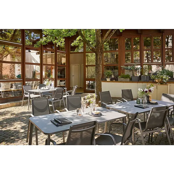 Sunfun Gartenmöbel-Set Gastro - 5 -tlg., Stahl, Textilen, Night-Grey - Im Freien stehen graue Tische und Stühle, die zum Entspannen und Genießen im Freien einladen. Elegantes Design für erholsame Stunden.