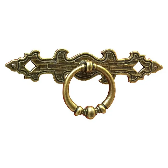 Häfele Tirador para muebles - An x L: 32 x 140 mm - Primer plano de un tirador de cajón antiguo dorado con adornos ornamentales sobre un fondo negro.
