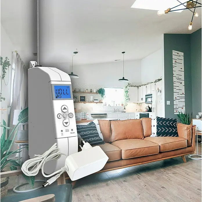WIR elektronik Rollladen-Gurtwickler EW320 - Lochabstand: 213 mm, Gurtbreite: 5 mm, 1 Stk. - Nahaufnahme eines weißen Geräts mit Display und Netzteil im Wohnzimmer.