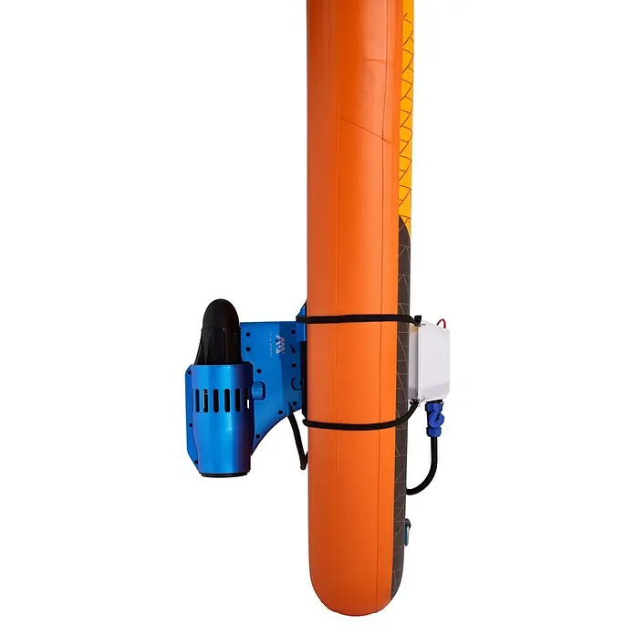 Aqua Marina SUP-Board Turbo - L x B x H: 366 x 84 x 15 cm, Nutzlast: 170 kg, 1 Stk., Aufblasen - Motorisiertes Aqua Marina BlueDrive Power Fin-Upgrade-Kit. Das Kit ist an einem orangefarbenen aufblasbaren Objekt befestigt.