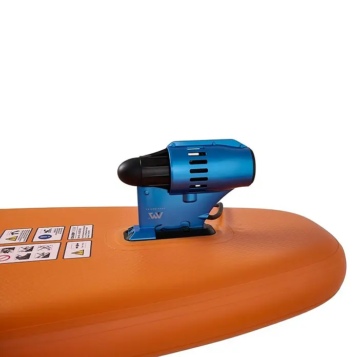 Aqua Marina SUP-Board Turbo - L x B x H: 366 x 84 x 15 cm, Nutzlast: 170 kg, 1 Stk., Aufblasen - Nahaufnahme eines Aqua Marina BlueDrive Power Fin montiert auf einem orangefarbenen Paddleboard, ideal für zusätzliche Leistung auf dem Wasser.