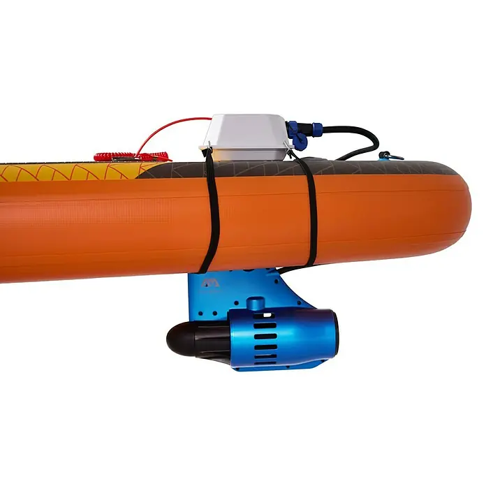 Aqua Marina SUP-Board Turbo - L x B x H: 366 x 84 x 15 cm, Nutzlast: 170 kg, 1 Stk., Aufblasen - Nahaufnahme eines orangefarbenen Stand-Up-Paddle-Boards mit montiertem blauem Elektromotor, befestigt mit schwarzen Gurten.