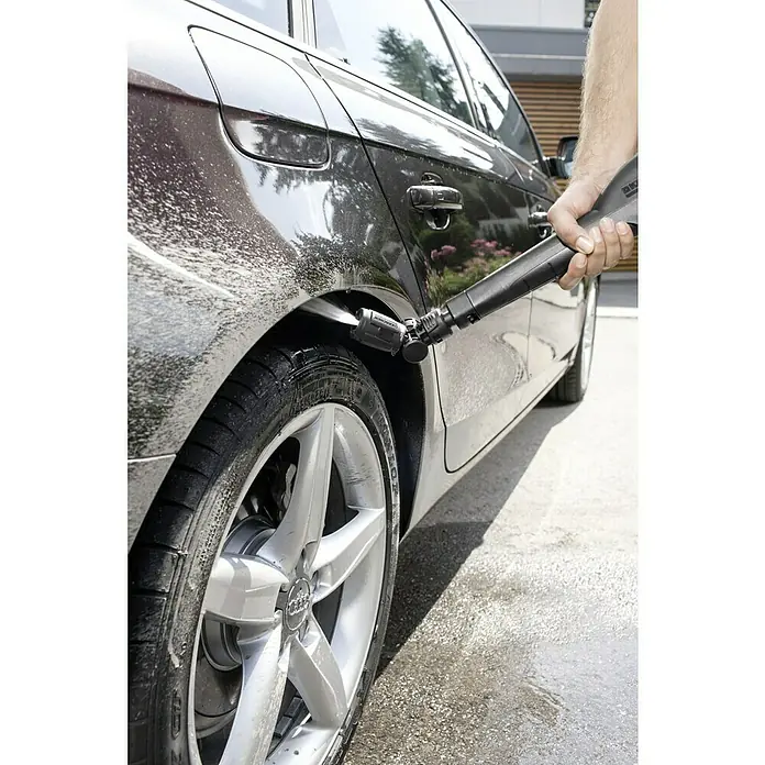 Kärcher Strahlrohr VP 180 S - Passend für: Kärcher Hochdruckreiniger K2 - K7 - Ein schwarzes Auto wird mit einem Kärcher Hochdruckreiniger gewaschen, wobei der Fokus auf dem Reifen und dem Reiniger liegt.