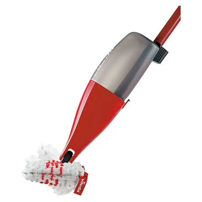 Vileda Bodenwischer Spray & Clean Sprühwischer - 2 -tlg. - Nahaufnahme eines Vileda-Sprühmopps mit rotem Griff und grauem Wassertank, der mit einem weißen Mikrofaserpad zum Reinigen von Böden ausgestattet ist.