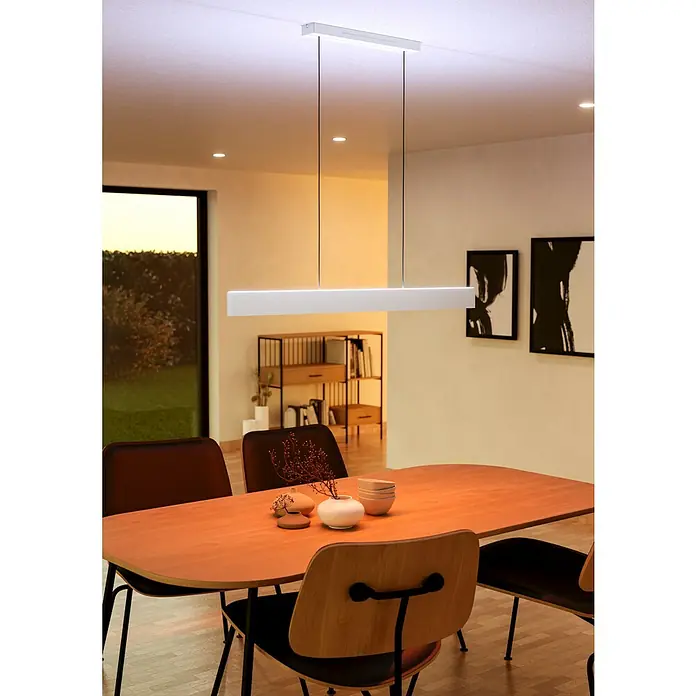 Eglo LED-Pendelleuchte Andreas-Z - 38 W, L x B x H: 117 x 7 x 110 cm, Grau, RGBW - Elegante lineare Pendelleuchte über einem Holztisch. Die moderne Lampe hängt an dünnen schwarzen Kabeln und sorgt für stilvolle Beleuchtung.