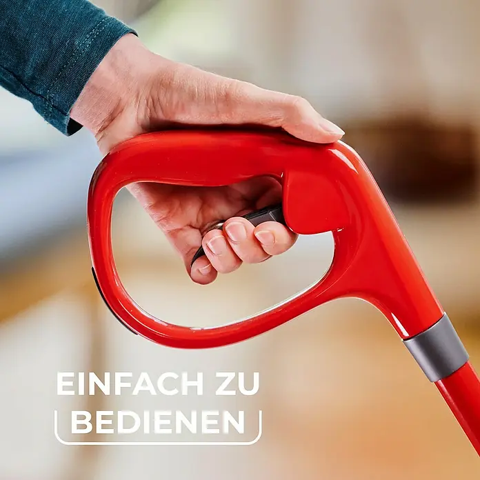 Vileda Bodenwischer Spray & Clean Sprühwischer - 2 -tlg. - Nahaufnahme des roten Griffs eines Bodenreinigers, der von einer Hand gehalten wird.