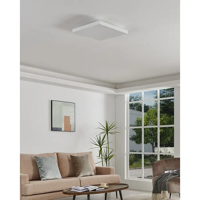 Eglo LED-Panel Turcona-Z - 22,8 W, L x B x H: 45 x 45 x 7,5 cm, Weiß, RGBW - Eine moderne, quadratische Deckenleuchte erhellt stilvoll einen hellen Wohnraum mit minimalistischem Dekor und großem Fenster.