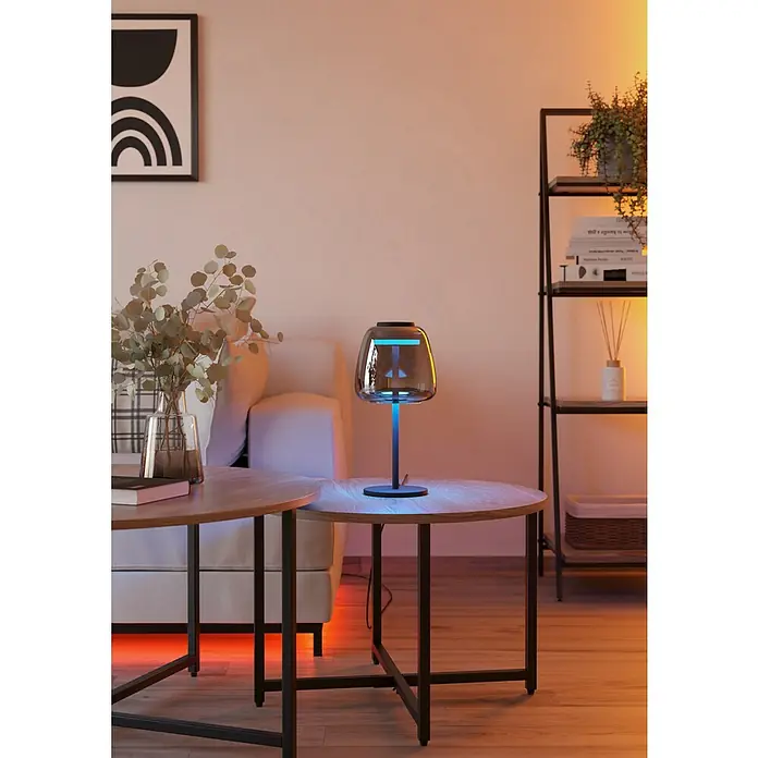 Eglo connect.z LED-Tischleuchte Alfero-Z - 7,7 W, L x B x H: 16,5 x 16,5 x 34,5 cm, Schwarz, RGBW - Nahaufnahme einer modernen Tischleuchte mit blauem Licht auf einem Beistelltisch, stilvolles Design für Wohnräume.