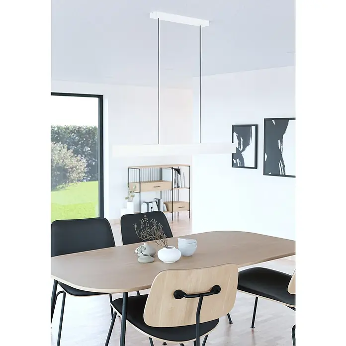 Eglo LED-Pendelleuchte Andreas-Z - 38 W, L x B x H: 117 x 7 x 110 cm, Grau, RGBW - Esstischszene mit einer modernen linearen Pendelleuchte in Weiß über einem Holztisch mit minimalistischer Dekoration und Stühlen.