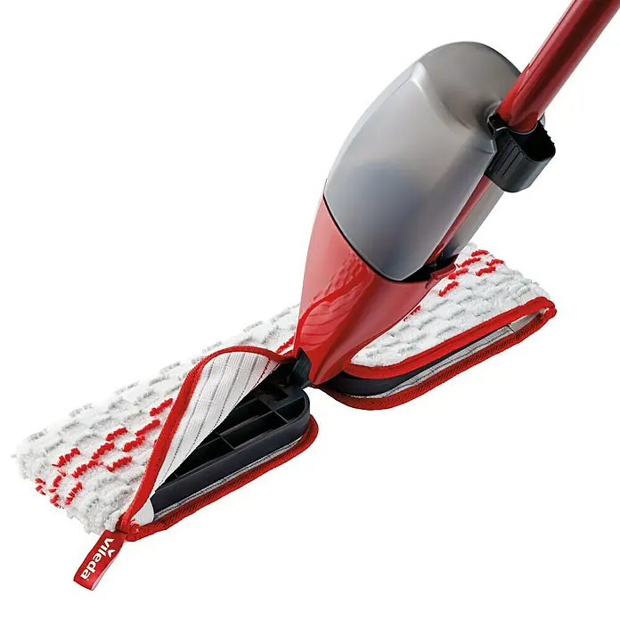 Vileda Bodenwischer Spray & Clean Sprühwischer - 2 -tlg. - Nahaufnahme eines roten und grauen Vileda Sprühmopps vor einem schwarzen Hintergrund mit roten Lichteffekten.