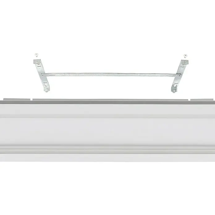 Eglo LED-Deckenleuchte Padrogiano - L x B x H: 1.200 x 300 x 50 mm - Die Aufnahme zeigt eine Vorhangschiene mit Halterung. Das Vorhangschienensystem ist in Silber gehalten.