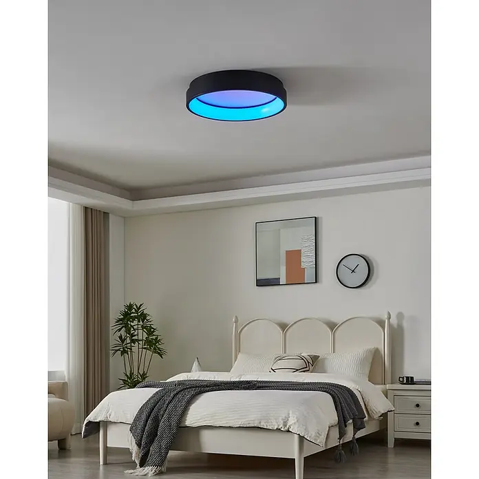 Eglo connect.z LED-Deckenleuchte rund Marghera-Z - 26 W, Ø x H: 60 x 11 cm, Schwarz, RGBW - Moderne Schlafzimmeransicht mit einer auffälligen, runden LED-Deckenleuchte mit blauer Beleuchtung, die einen Farbakzent setzt.