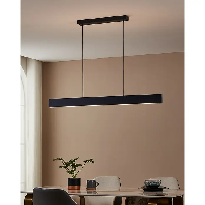 Eglo LED-Pendelleuchte Andreas-Z - 38 W, L x B x H: 117 x 7 x 110 cm, Schwarz, RGBW - Deckenleuchte mit langem, schwarzem Lampenkörper hängt über einem Tisch. Modernes Design für Esszimmer oder Wohnbereich.