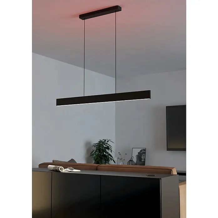 Eglo LED-Pendelleuchte Andreas-Z - 38 W, L x B x H: 117 x 7 x 110 cm, Schwarz, RGBW - Eine moderne, schwarze LED-Pendelleuchte, die ein helles, warmes Licht spendet, hängt elegant über einem stilvollen Wohnzimmer.