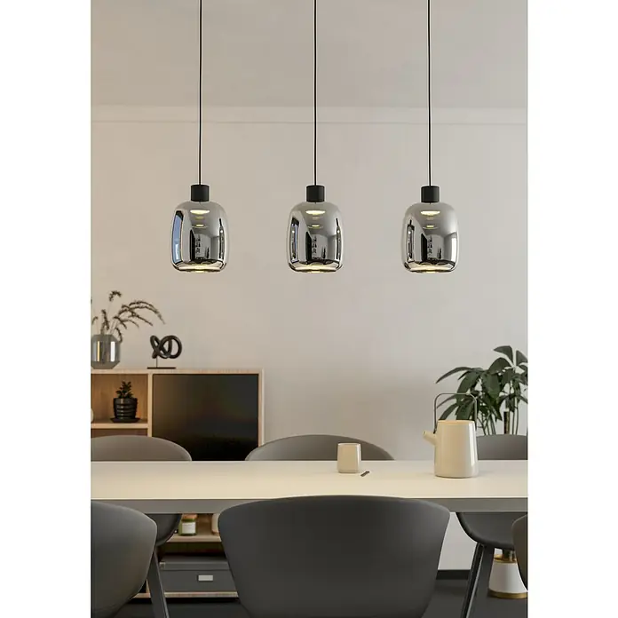 Eglo Pendelleuchte Molochio-Z - 11,1 W, L x B x H: 110 x 12,5 x 12,5 cm, Schwarz, RGBW - Silberne Pendelleuchten über einem Esstisch. Die Lampen haben ein modernes Design und sind ein Blickfang im Raum.