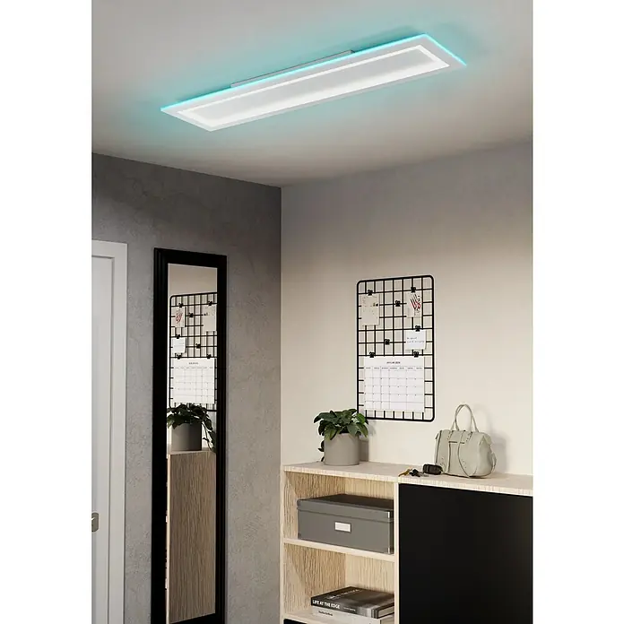 Eglo LED-Deckenleuchte Padrogiano - L x B x H: 1.200 x 300 x 50 mm - Eine moderne Deckenleuchte mit blauer Akzentbeleuchtung an der Decke eines stilvollen Raumes.