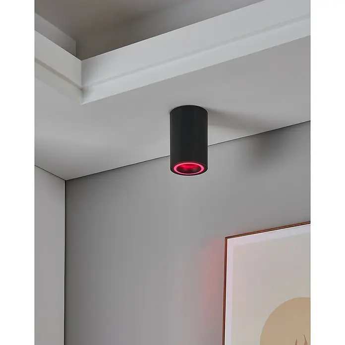 Eglo connect.z LED-Spot Carosso-Z - Ø x H: 80 x 95 mm, 4,9 W - Schwarze Deckenleuchte mit rotem Lichtschein montiert an einer weißen Decke in einem modernen Raum.