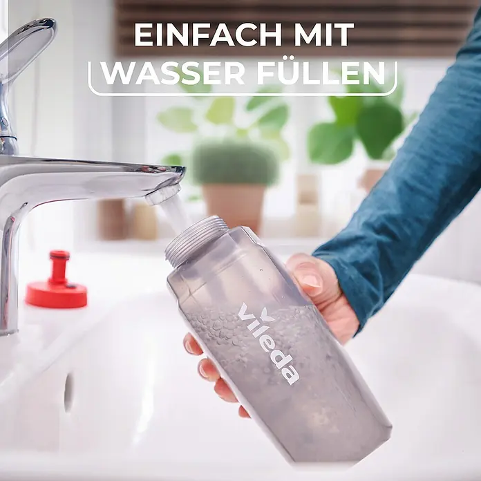 Vileda Bodenwischer Spray & Clean Sprühwischer - 2 -tlg. - Ein Vileda-Reiniger wird mit Wasser gefüllt, um die Verwendung des Produkts zu demonstrieren.