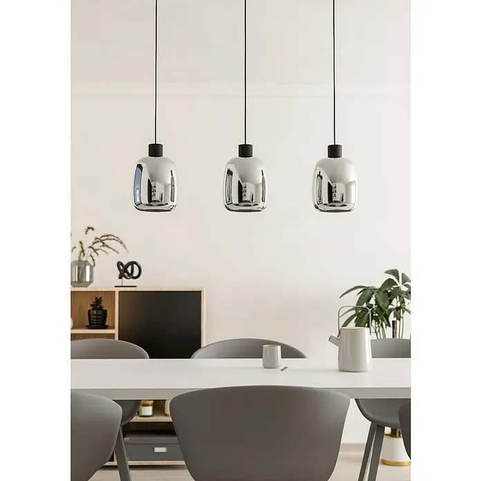 Eglo Pendelleuchte Molochio-Z - 11,1 W, L x B x H: 110 x 12,5 x 12,5 cm, Schwarz, RGBW - Drei moderne Pendelleuchten mit glänzendem Chromschirm hängen über einem Esstisch, der mit grauem Geschirr und Stühlen dekoriert ist.