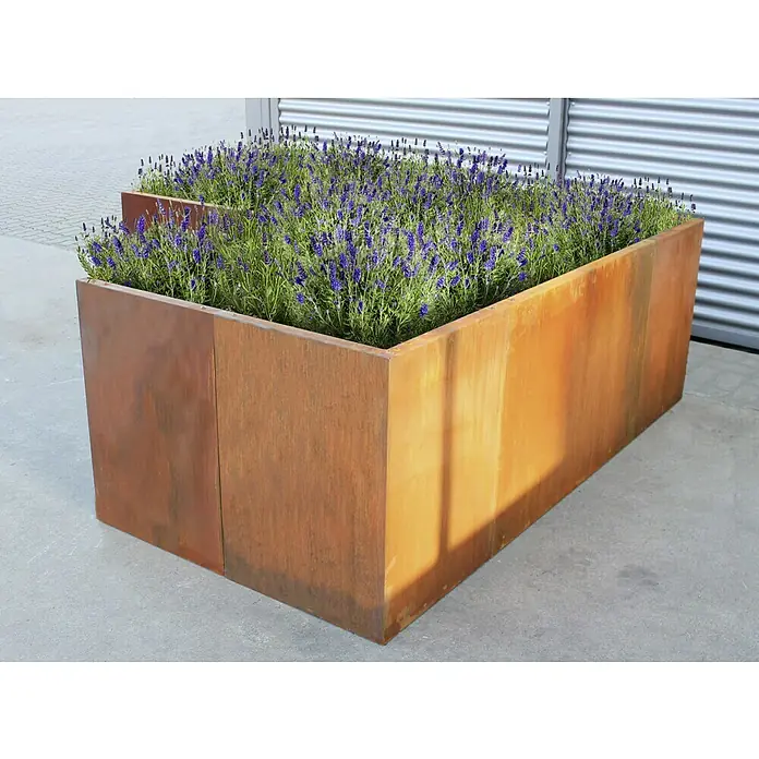 Palatino Hochbeet Urban L-Form - 200 x 200 x 70 cm, Stahl, Rostbraun - Der robuste Cortenstahl-Pflanzkasten bietet mit seiner Rostoptik einen schönen Kontrast zu den blühenden Lavendelblüten. Ein Blickfang im Garten.
