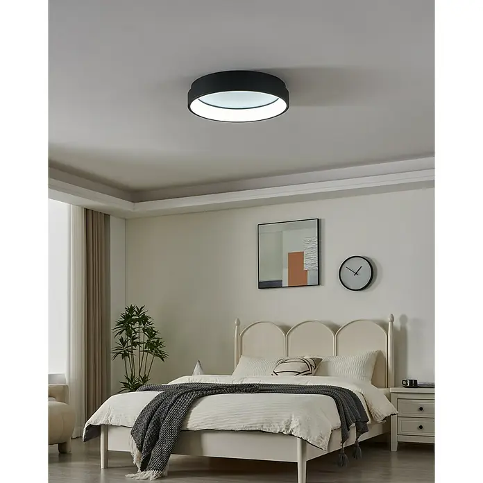 Eglo connect.z LED-Deckenleuchte rund Marghera-Z - 26 W, Ø x H: 60 x 11 cm, Schwarz, RGBW - Moderne Schlafzimmeransicht mit einer runden, schwarzen Deckenleuchte, die ein helles, angenehmes Licht spendet.