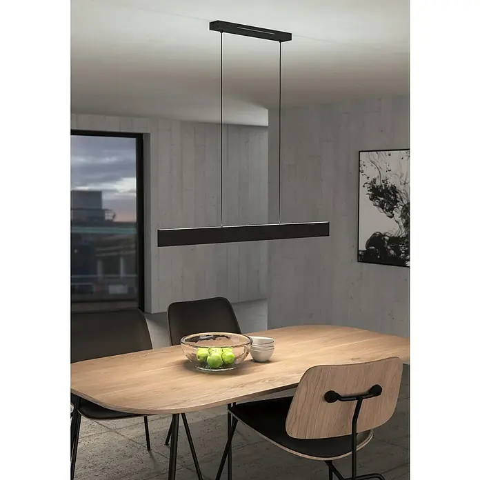 Eglo LED-Pendelleuchte Andreas-Z - 38 W, L x B x H: 117 x 7 x 110 cm, Schwarz, RGBW - Elegante LED-Pendelleuchte in Schwarz über einem Esstisch mit Obstschale und Stühlen, die eine moderne Atmosphäre schafft.
