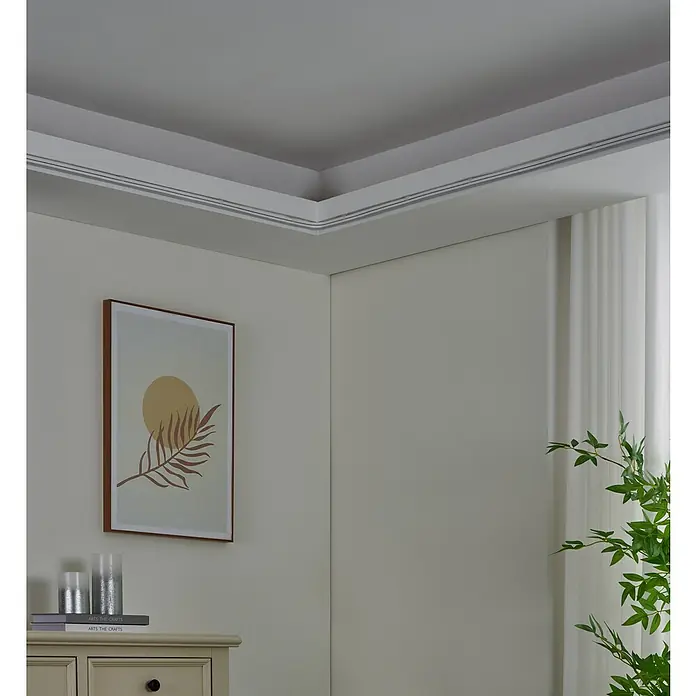 Eglo Connect LED-Stripes Neon-Stripe-Z - 5 cm, Lichtstrom: 3.400 lm, RGBW - Ein stilvolles Wohnzimmer mit einem modernen Kunstwerk an der Wand, das die Ästhetik des Raumes hervorhebt. Elegante Details an Decke und Möbel.