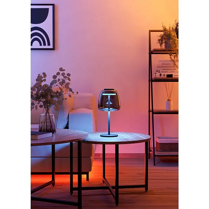 Eglo connect.z LED-Tischleuchte Alfero-Z - 7,7 W, L x B x H: 16,5 x 16,5 x 34,5 cm, Schwarz, RGBW - Nahaufnahme einer modernen Lampe mit blauem Licht auf einem Holztisch, die ein stilvolles und gemütliches Ambiente erzeugt.