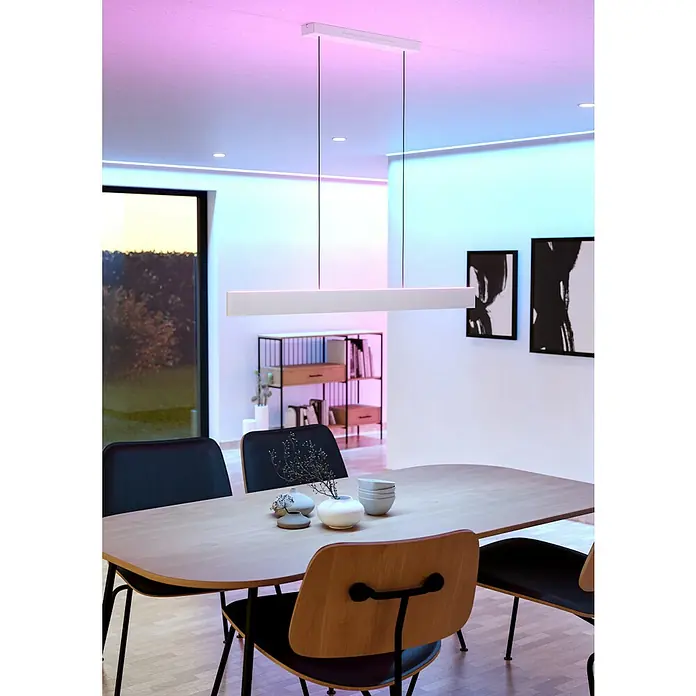 Eglo LED-Pendelleuchte Andreas-Z - 38 W, L x B x H: 117 x 7 x 110 cm, Grau, RGBW - Moderne Pendelleuchte über einem Esstisch mit Stühlen. Das Lichtdesign fügt sich nahtlos in das elegante Esszimmer ein und sorgt für angenehme Atmosphäre.
