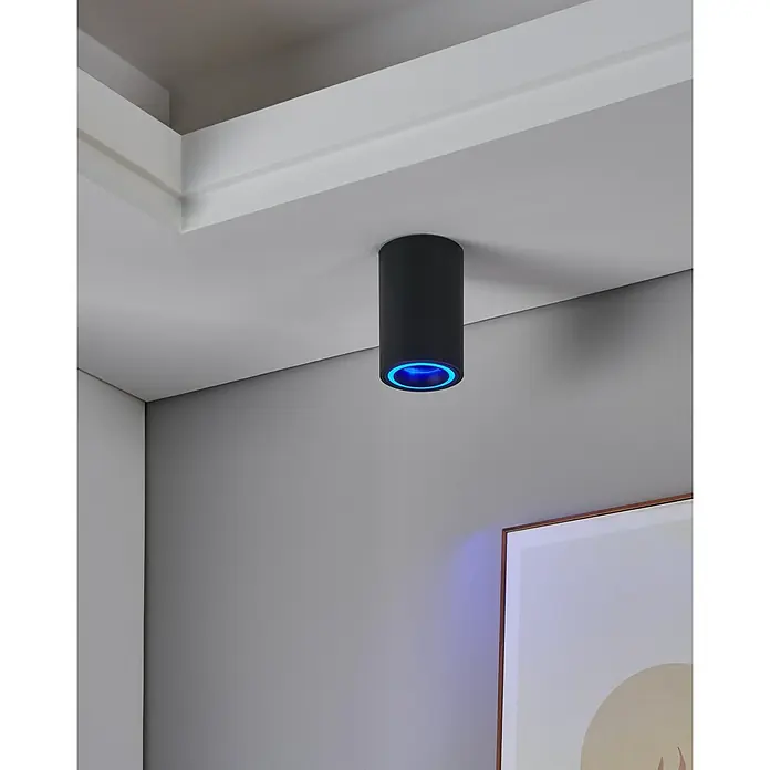 Eglo connect.z LED-Spot Carosso-Z - Ø x H: 80 x 95 mm, 4,9 W - Nahaufnahme einer modernen, zylinderförmigen Deckenleuchte in Schwarz mit blauer LED-Beleuchtung.