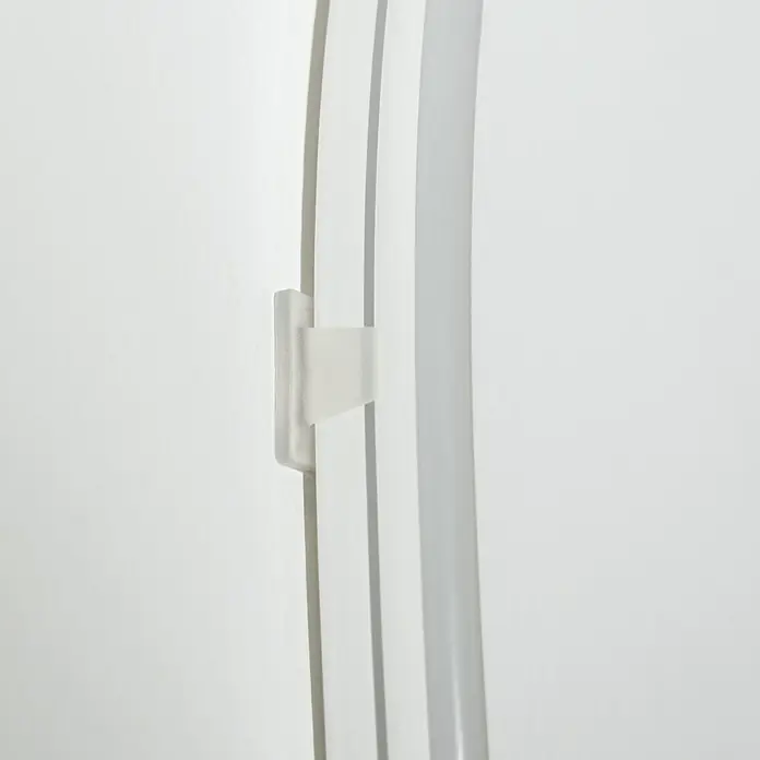 Eglo Connect LED-Stripes Neon-Stripe-Z - 5 cm, Lichtstrom: 3.400 lm, RGBW - Detailaufnahme eines transparenten Clips, der eine LED-Leuchte an einer weißen Wand befestigt.