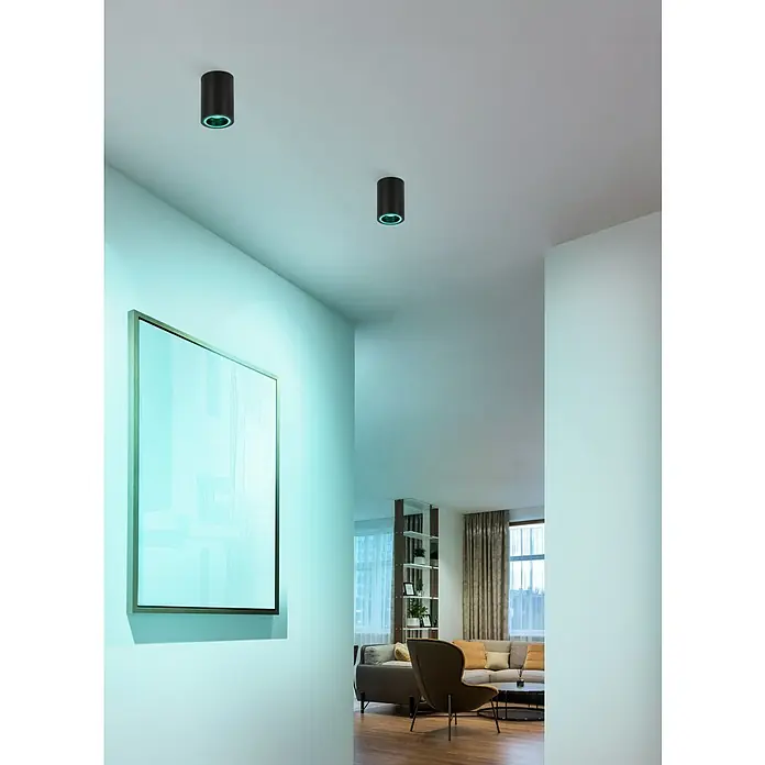 Eglo connect.z LED-Spot Carosso-Z - Ø x H: 80 x 95 mm, 4,9 W - Moderne Innenraumansicht mit zwei stilvollen, schwarzen Deckenleuchten, die ein sanftes, grünes Licht ausstrahlen.